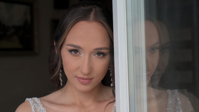 Kadr z filmu ślubnego nagrywanego podczas przygotowań panny młodej przez - kamerzysta z Craft Media Studio