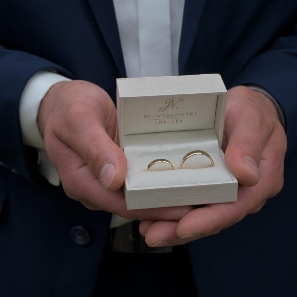 Kadr z filmu ślubnego nagrywanego podczas przygotowań panny młodej przez Arka Gontarczyka z Craft Media Studio