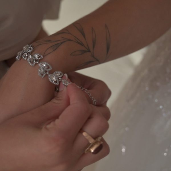 Kadr z filmu ślubnego nagrywanego podczas przygotowań panny młodej przez Craft Media Studio