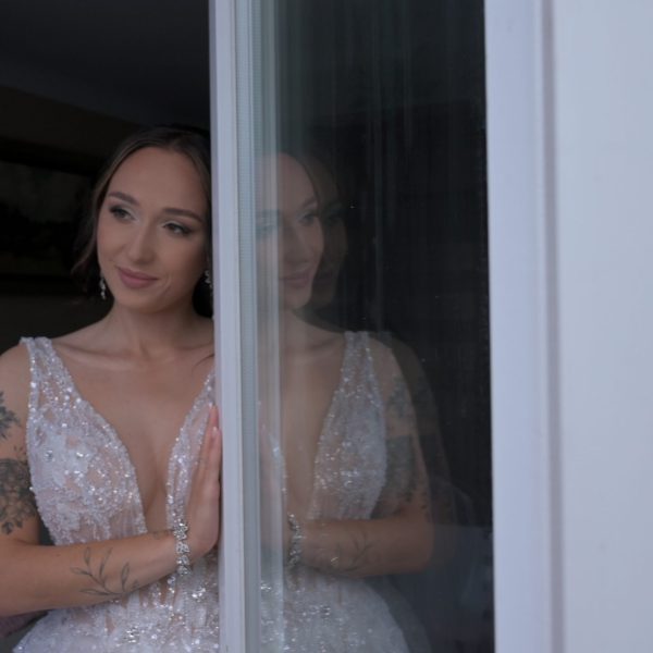 Kadr z filmu ślubnego nagrywanego podczas przygotowań panny młodej przez Craft Media Studio