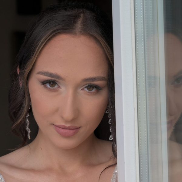 Kadr z filmu ślubnego nagrywanego podczas przygotowań panny młodej przez - kamerzysta z Craft Media Studio